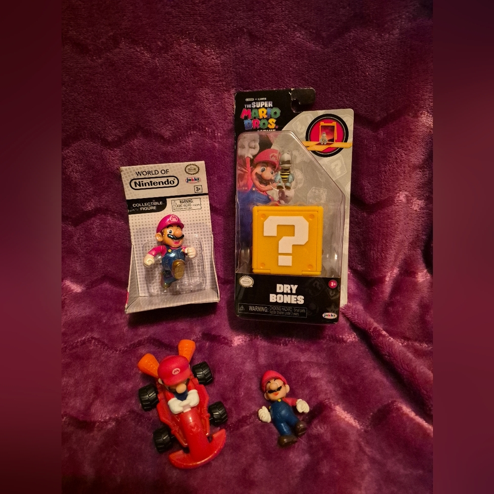 Super Mario Bros Dry Bones Mini Figure & World Of Nintendo Mario